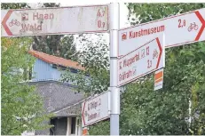  ?? FOTO: MARTIN KEMPNER ?? Auf der Korkenzieh­ertrasse in Wald weisen schon heute Schilder den Weg für Radler. In ein paar Jahren soll es von hier aus auf der Veloroute noch weiter gehen – unter anderem bis nach Düsseldorf.