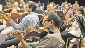  ??  ?? SINFÓNICA. Los integrante­s de la Ossodre hablan sobre su vida y su relación con la orquesta nacional.