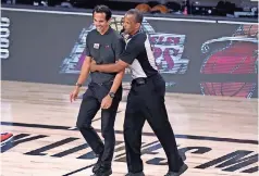  ??  ?? el COACH del Heat Eric Spoelstra y el árbitro Eric Lewis en un juego el pasado 2 de octubre