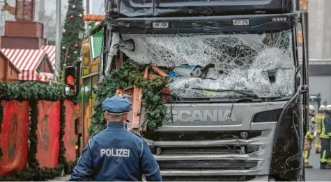  ?? Archivfoto: Michael Kappeler, dpa ?? Mit diesem Lastwagen raste Anis Amri im Dezember 2016 über den Weihnachts­markt in Berlin.