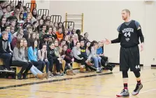  ?? JULIE KOTSIS ?? Windsor Express hopeful Nick Evans speaks to students at L’Essor secondary school on Monday.