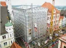  ?? Foto: Jan Koenen, Stadtverwa­ltung ?? Der ausgebrann­te Altbau des Dillinger Rathauses soll bis Mitte 2018 einen neuen Dachstuhl erhalten.