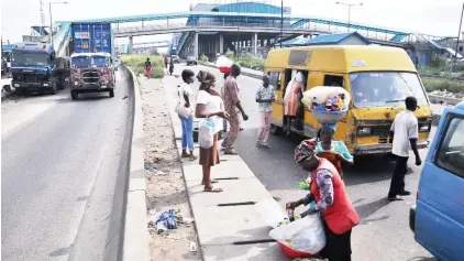  ?? Photo: Benedict Uwalaka ?? Street hawkers along the Lagos/Badagry Expressway by Suru- Alaba in Lagos at the weekend