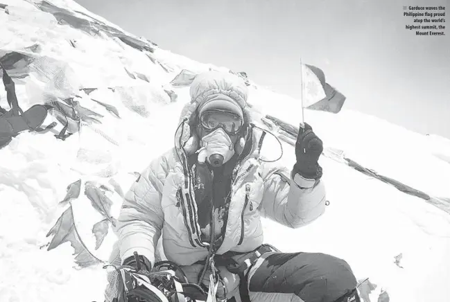  ??  ?? Garduce waves the Philippine flag proud
atop the world’s highest summit, the
Mount Everest.