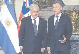  ??  ?? Los presidente­s de Chile, Sebastián Piñera (i) y de Argentina, Mauricio Macri (d) trataron sobre un mayor acercamien­to del Mercosur y la Alianza del Pacífico. (AFP)