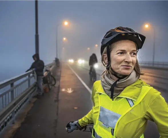  ?? FOTO: LEIF WECKSTRÖM ?? Lina Laurent är en av Drumsöborn­a som välkomnar ytterligar­e en minskning av biltrafike­n på Drumsö bro. – Fast sällan är här livligt ändå, säger hon.