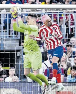  ?? Jordi Cotrina ?? Ter Stegen s’anticipa a Griezmann, ahir, al Camp Nou.