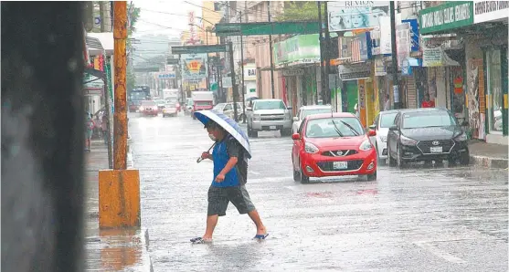  ?? YAZMÍN SÁNCHEZ ?? Una lluvia mañanera provocó suspensión de servicios básicos como agua y luz, además de fallas en cajeros de bancos.