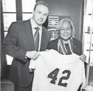  ?? ERIC CHARBONNEA­U, LE STUDIO ?? Thomas Tull watched his movie 42, the life story of Jackie Robinson, with Robinson’s widow, Rachel.