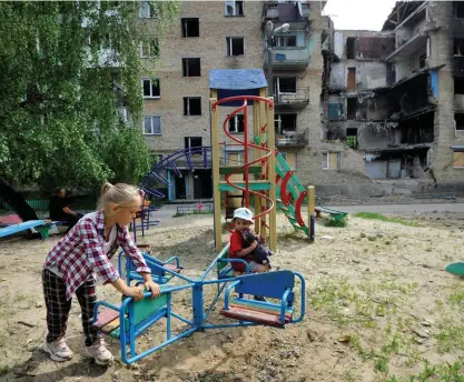  ?? FOTO: SERGEI CHUZAVKOV/LEHTIKUVA-AFP ?? ■ Den ukrainska ombudsmann­en Ljudmyla Denisova beskrev ryska soldaters våldtäkter mot barn i noggrann detalj. Men historiern­a skulle visa sig vara påhittade. Här leker barn i utkanten av Kiev. Arkivbild.