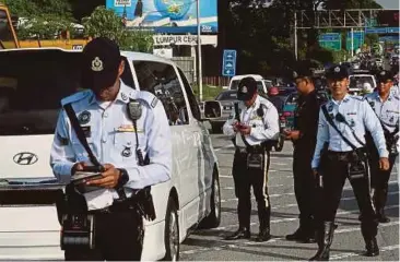  ??  ?? POLIS Trafik Kontinjen Kuala Lumpur ketika Operasi Potong Q dan Kiri Jalan di Lebuhraya Hubungan Timur Barat menghala ke arah pusat bandar.