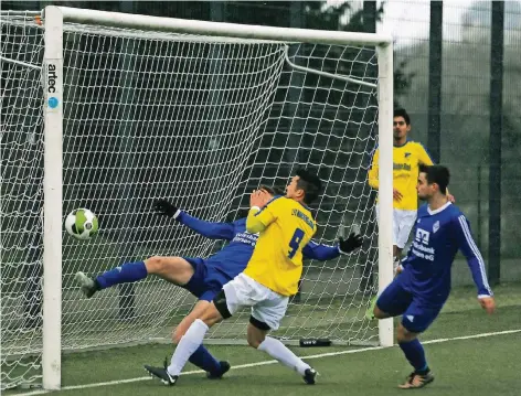  ?? FOTO: DIETER WIECHMANN ?? Keine Chance zum Klären für Süchteln, Mitsuhrau Fujihara (Nr. 9) muss nicht eingreifen – der Ball von Oguz Ayan (rechts) geht zum 1:0 ins Netz.