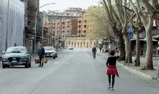  ?? (Benvegnù) ?? Senza banchi Porta Portese deserta senza il tradiziona­le mercato domenicale, vietato in quanto non recintato