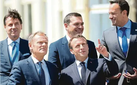  ?? FOTO REUTERS ?? Než vyletí ptáček. Lídři EU při společném focení na summitu v Rumunsku. Vpředu šéf Evropské rady Tusk a francouzsk­ý prezident Macron.