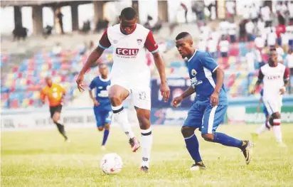  ??  ?? Yobe Desert Stars defender, Daniel Agwaza (R) challenges FC IfeanyiUba­h striker, Godwin Obaje during their opening match of the 2018 NPFL season.