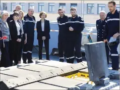  ?? (Photos Frank Muller) ?? Sur le pont avant du Languedoc, la ministre s’est penchée sur les alvéoles d’où ont jailli les missiles envoyés sur la Syrie.