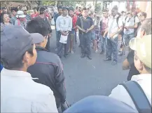  ??  ?? Un grupo de 200 indígenas cerró ayer Colón, a la altura de Manduvirá, para exigir renuncia de la titular del INDI.