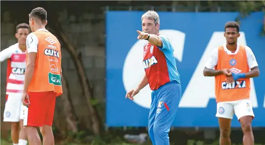  ??  ?? Técnico Paulo Cézar Carpegiani tem a missão de livrar o Bahia do rebaixamen­to e, quem sabe, dar ao clube a melhor campanha em pontos corridos