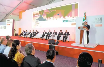  ??  ?? El Presidente acudió a la 22 Conferenci­a Latinoamer­icana de Santander, en Cancún.