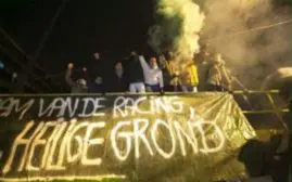  ?? FOTO RR ?? Supporters­protest toen het er drie jaar geleden op leek dat Racing het Oscar Vankesbeec­kstadion zou moeten verlaten.