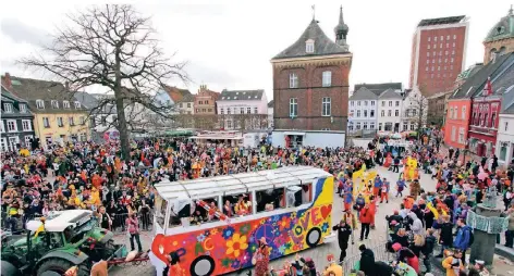  ?? RP-FOTO: ARMIN FISCHER ?? Einen Rosenmonta­gszug wie zuletzt 2019 wird es 2021 in Rheinberg nicht geben. Wann der nächste Zug stattfinde­n wird, ist noch unklar.