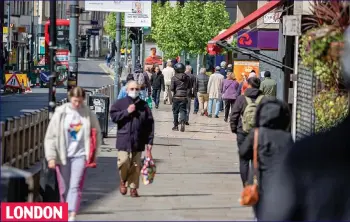  ??  ?? LONDON Heading to work: Many people were on the streets in Hammersmit­h