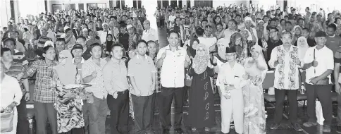  ??  ?? Dr Abdul Rahman (front row, centre) and other VVIPs with the aid recipients.