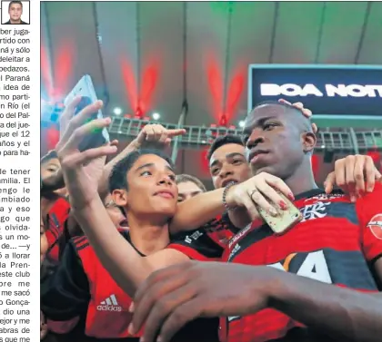  ??  ?? QUERIDO. Vinicius rompió a llorar mientras hablaba con la Prensa, aún así se fotografió con la afición.