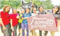  ??  ?? DOKTOR dan jururawat berhati kental dan lasak menjadi penyeri Borneo Safari 2017.
(Gambar kiri) KAMARUDIN (tengah) turut serta di lokasi pertanding­an bagi memberikan semangat dan sokongan moral kepada pasukan MERT-UMS.