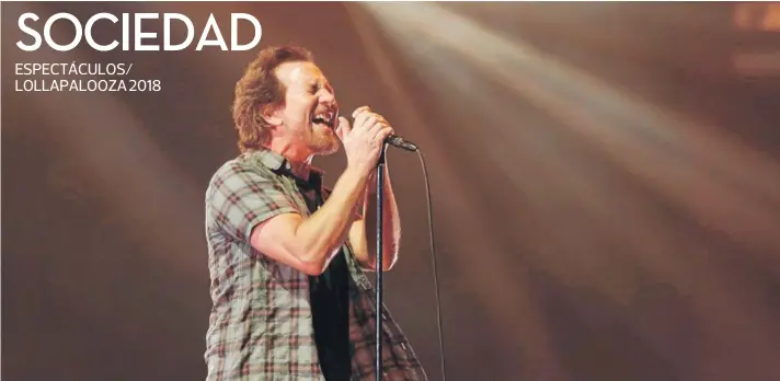  ??  ?? ►
Eddie Vedder, vocalista de Pearl Jam, cantó y cerró la primera noche de festival. Sobre el final, se puso una máscara de Donald Trump.