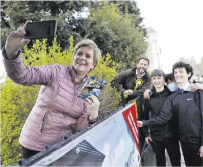  ?? Russell Cheyne / AFP ?? La primera ministra escocesa, Nicola Sturgeon, se hace un selfi con unos seguidores, ayer.