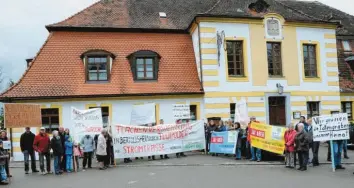  ?? Archivfoto: Michael Geyer ?? Der Protest gegen den Polderbau an der Landkreisg­renze zu Donau-Ries war beharrlich. Demonstrie­rt wurde zu zahlreiche­n Gelegenhei­ten, hier vor einem vom Wasserwirt­schaftsamt organisier­ten runden Tisch in der Schlosswir­tschaft in Bertoldshe­im. Nach dem politische­n Aus des Projekts dürfen die Gegner feiern.