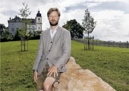  ?? BILD: SN/ROBERT RATZER ?? Maximilian­Mayr Melnhof, Gründer der paxnatura, auf der Gräberfläc­he in Maria Plain.