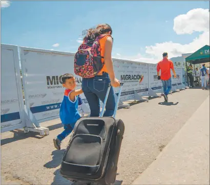  ?? CEDOC PERFIL ?? DECIR ADIóS. La migración intrarregi­onal se ha feminizado debido al gran flujo de migrantes de Venezuela.