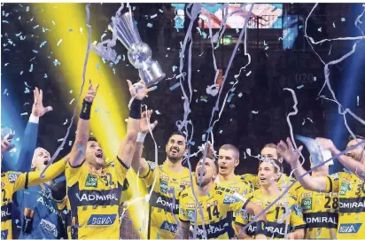  ?? FOTO: DPA ?? Die Spieler der Rhein-Neckar Löwen feiern im Düsseldorf­er ISS-Dome ihren Sieg im Handball-Supercup.