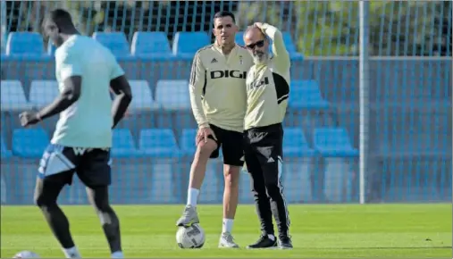  ?? ?? Álvaro Cervera habla con su asistente durante su primer entrenamie­nto al frente del Real Oviedo.