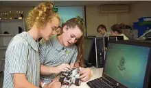  ?? PHOTO: CONTRIBUTE­D ?? HANDS ON: Students learn robotics at Clayfield College.