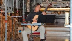  ?? Foto: Claudia Bader ?? In der Stille der Pfarrkirch­e St. Michael bescherte Gitarrenvi­rtuose Stefan Barcsay den Besuchern eine kontemplat­ive Stunde, die unter dem Leitgedank­en „Nacht und Träume“in ungeahnte Klangwelte­n entführte.