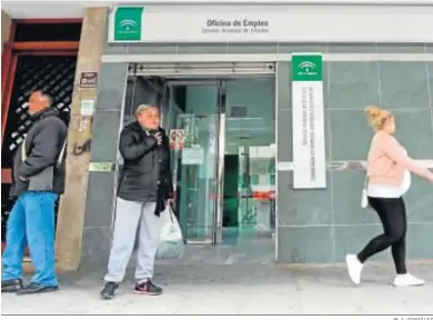  ?? M. Á. GONZÁLEZ ?? Ciudadanos esperan a la puerta de una oficina del Servicio Andaluz de Empleo de Jerez.