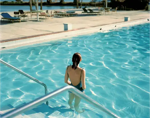  ??  ?? Ginger Shore, Causeway Inn, Tampa, Florida, Nov. 17, 1977. From the series “Uncommon Places“© Stephen Shore. Courtesy 303 Gallery, New York