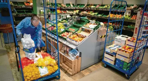  ?? Foto: Kay Nietfeld, dpa ?? Kartoffeln, Zwiebeln und Gemüse: Viele Bürger fragen sich, ob es davon auch in den kommenden Wochen noch genug in den Supermärkt­en gibt.