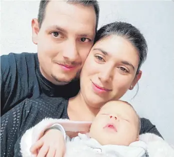  ?? FOTO: PRIVAT ?? Marco und Angelica Rega freuen sich sehr über ihre Tochter Soraya, die nicht im Krankenhau­s, sondern vor der Lindauer Notaufnahm­e auf die Welt kam.