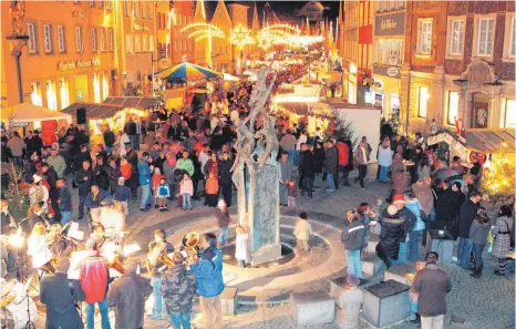  ?? ARCHIV-FOTO: THOMAS SIEDLER ?? Nach vielen Jahren rund ums Fuchseck zieht sich der Weihnachts­markt dieses Mal bis hoch auf den Marktplatz.