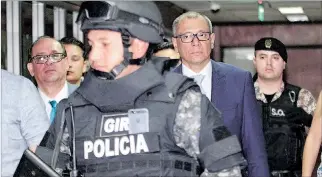  ?? ANGELO CHAMBA / EXPRESO ?? Audiencia. Jorge Glas acompañado por su abogado Eduardo Franco sale custodiado por la policía tras el fallo.