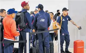  ?? HANSEL VáSQUEZ ?? Balanta y Viera en el aeropuerto de Rionegro. También se ve la tristeza de Jarlan.