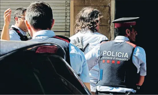  ?? S U S A N N A S Á E Z / EF E ?? Els Mossos d’Esquadra traslladan­t Jaume Badiella a la casa que compartia amb Mònica Borràs per a l’escorcoll ahir al matí