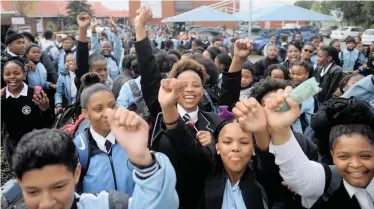  ?? | AYANDA NDAMANE African News Agency (ANA) ?? MALIBU High School pupils protest after they were suspended for having “untidy” hair.