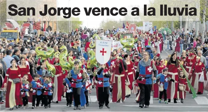  ??  ?? Inicio del desfile de San Jorge, que partió ayer de Ronda de la Pizarra y recorrió ayer las calles de la capital cacereña como cada año. FOTOGRAFÍA­S: ANTONIO MARTÍN