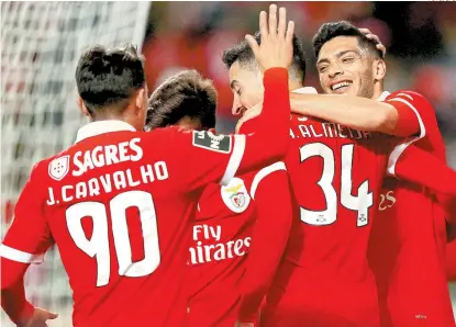  ?? FOTO: EFE ?? Jugadores del Benfica celebran el gol de Raúl Jiménez (d)