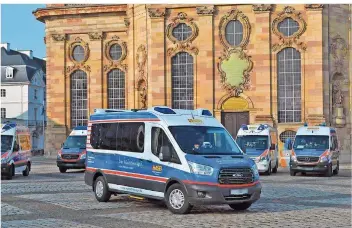  ?? FOTO: ANDREAS ENGEL ?? Sechs weitere Wünschewag­en standen zusammen mit dem neusten Mitglied, dem Wünschewag­en Saarland, zur offizielle­n Einweihung vor der Saarbrücke­r Ludwigskir­che.